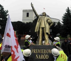 Donald Tusk w peruwiańskiej czapce i z piłką pod pachą stanął przed Sejmem w sobotę. Pomnik odsłonili główni liderzy związkowi.