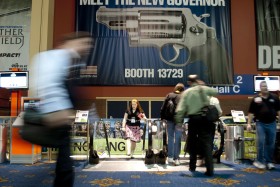 O 7 rano tłum wystawców biegł już na stoiska, które kończono dekorować zaledwie kilka godzin wcześniej.