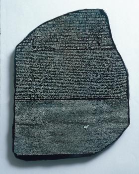 Do odczytania egipskich hieroglifów przyczynił się kamień z Rosetty. W 196 r. p.n.e. wyryto na nim trójjęzyczną inskrypcję: hieroglificzną (na górze), demotyczną (pośrodku) i grecką (na dole).