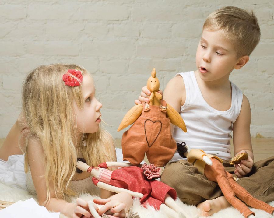 Zabawa ­lalkami pozwala dzieciom ­rozwijać ­empatię i umiejętności społeczne.