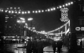 Gdańsk w świątecznych dekoracjach. Radośnie, bo to jeszcze rok 1974, a pod koniec dekady zaczną się systematyczne wyłączenia prądu w zakładach i dzielnicach mieszkaniowych.