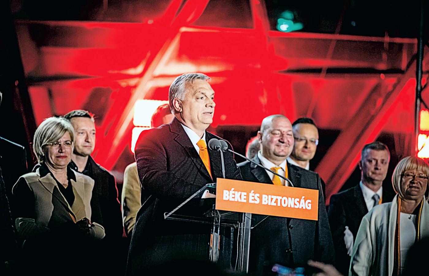 Viktor Orbán przemawia po ogłoszeniu wyników na tle wyborczego hasła Fideszu „Pokój i bezpieczeństwo”.