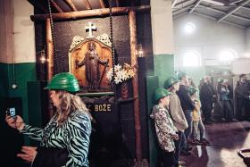 Turyści w hali maszyny wyciągowej z 1927 r. Po lewej kapliczka św. Barbary, patronki górników.