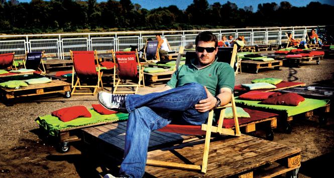 Janek Kęcik, rocznik 1982, jest synem filozofa Wiesława – założyciela tajnej organizacji Ruch i działacza jawnego KOR.