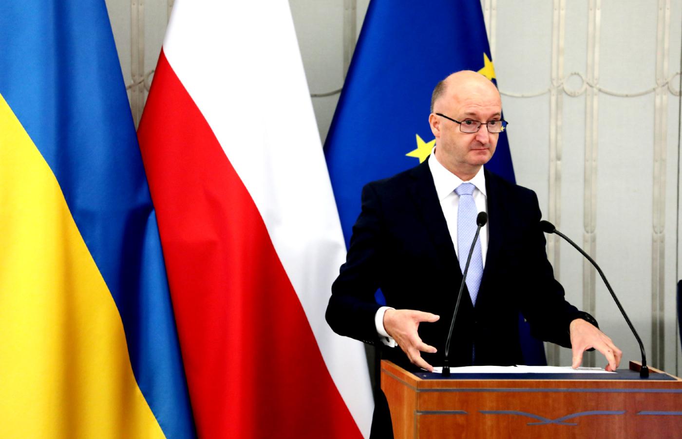 Wiceminister spraw zagranicznych odpowiedzialny za sprawy wizowe i konsularne Piotr Wawrzyk został zdymisjonowany, jednak oficjalne uzasadnienie jego odejścia pozostawia wiele wątpliwości.