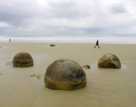 Słynne głazy Moeraki u wybrzeży Nowej Zelandii