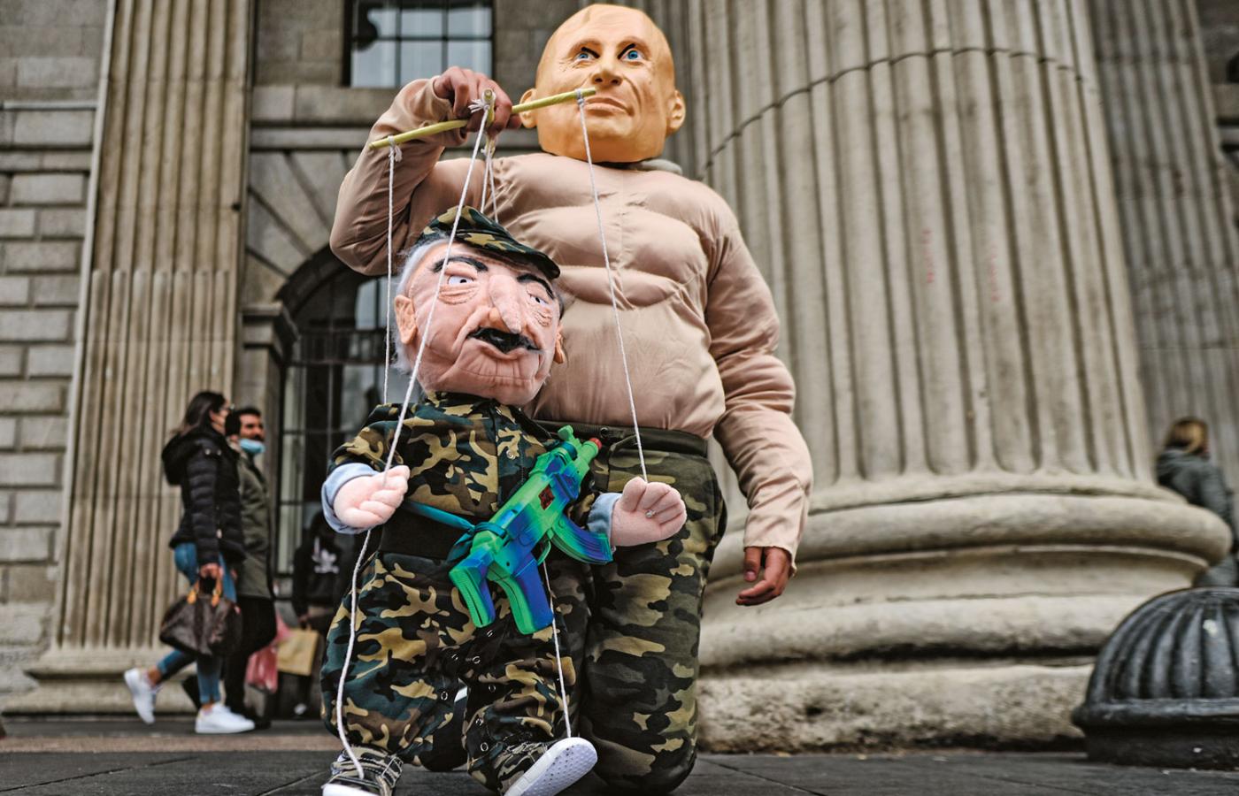 Łukaszenka jako marionetka Putina – tak białoruscy mieszkańcy Dublina manifestowali swoje poglądy w Międzynarodowym Dniu Pomocy Ofiarom Tortur.