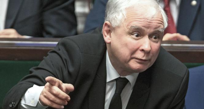 Według Krasowskiego Kaczyński był jak pies ogrodnika: odganiał innych od władzy, której sam nie lubił. Karmił jednak „żarłoków”, by kupić ich wdzięczność na długie lata po oddaniu władzy.