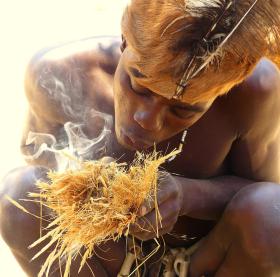 Tylko człowiek nauczył się korzystać z futer upolowanych zwierząt oraz rozpalać ogień. Na fot. buszmen rozniecający ogień w Namibii.