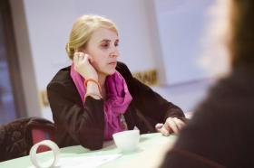 Joanna Scheuring-Wielgus. Rocznik 1972. Studiowała socjologię na Uniwersytecie im. Mikołaja Kopernika w Toruniu. Pracowała w Londynie (m.in. w Bramah Tea and Coffee Museum), potem w koncernie Cereal Partners Poland Toruń-Pacific oraz jako marketingowiec. Później zajęła się kulturą: została prezeską Fundacji Win-Win, wspierającej lokalnych artystów, współzakładała też toruńskie Stowarzyszenie Wyborcy. Działała też w Stowarzyszeniu Rzeczpospolita Babska, które przekonywało m.in. ciężarne panie do abstynencji w czasie ciąży. W ubiegłym roku startowała (z ramienia ruchu miejskiego KWW Czas Mieszkańców) na prezydenta Torunia – bez powodzenia (17,3 proc. głosów). Zdobyła jednak mandat radnej. Schmidt, razem z Scheuring-Wielgus, Petru i Joanną Schmidt, to jedyni posłowie, którzy zabierali głos na majowej konwencji założycielskiej partii na Torwarze. To działalność w ruchach miejskich zmotywowała Scheuring-Wielgus do startu do Sejmu. Jak mówiła POLITYCE: „Zetknęłam się na poziomie samorządowym ze ścianą. Wielu rzeczy nie da się zrealizować bez wsparcia parlamentarnego”. Wybrane wypowiedzi: • „Z wielką nadzieją słuchałam zapowiedzi tworzenia rządu, ponieważ po raz pierwszy minister kultury został pierwszym wicepremierem. Nie zrobiła tego Platforma, o co mam wielki żal, natomiast po zapowiedziach pana ministra i po wypowiedzi pani premier Szydło na temat kultury jestem zażenowana. O kulturze pani premier Szydło, której nie ma, mówiła zaledwie minutę. Mało tego, mówiła o kulturze, że powinna być historyczna i ludowa. Chciałabym pani premier przypomnieć, że pani premier się odwoływała do rozmów z obywatelami. Pani premier nie rozmawiała z ludźmi kultury. Jeżeli nie rozmawiała, zachęcam do rozmów. Jest naprawdę bardzo dużo problemów”• „12 listopada każdy z nas dostał taką książkę, która się nazywa: Regulamin Sejmu RP. Szanowni posłowie, nie wystarczy podczas przysięgi podnieść ręki i powiedzieć: przysięgam. Jesteśmy w pracy i każdego z nas obowiązuje regulamin. W tym regulaminie w art. 34 ust. 3 jest napisane, że projekty powinny być konsultowane, proszę państwa, konsultowane. Bardzo zachęcam do czytania i zapoznania się z tym, co obowiązuje każdego z nas. Dlaczego? Dlatego, proszę państwa, że konsultacje społeczne to jest proces, w którym przedstawiciele władz, czyli też my, przedstawiają obywatelom swoje plany dotyczące aktów prawnych - każdemu obywatelowi. O tym też mówi ustawa o Radzie Ministrów z 8 sierpnia 1996 r.”• „Pani marszałek, to trochę pechowy dzień dla mnie, bo znowu nie ma pani premier i znowu zadaję pytanie do pustego krzesła. Pytanie pierwsze jest takie: czy wprowadzicie państwo do podstawowego kanonu lektur Witolda Gombrowicza, którego wycofaliście w latach 2005–2007? Drugie pytanie jest takie: mówiliście o wspieraniu przemysłów kreatywnych. W związku z tym czy w Polsce będą ulgi podatkowe dla branży audiowizualnej? Chciałabym zaznaczyć, że Polska jest jednym z nielicznych krajów w Europie, które nie mają takich ulg, jesteśmy taką czarną dziurą na mapie Europy. Czy planują państwo zmianę w ustawie o kinematografii? Są takie pogłoski, stąd moje pytanie. Czwarte pytanie jest takie: Skoro mówicie państwo dzisiaj tyle o tolerancji, o wolności, to czy pani premier podpisze petycję w obronie Jana Klaty, żeby nie wyrzucać go z teatru starego w Krakowie?”