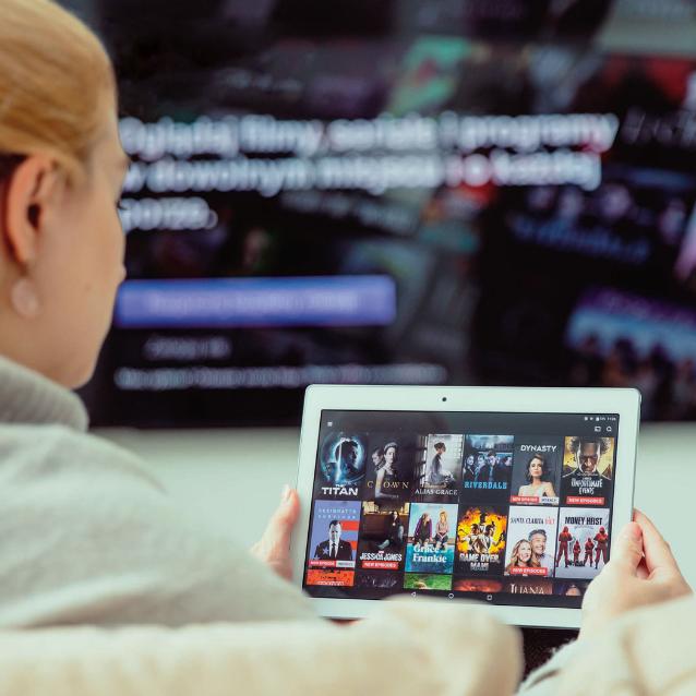 Platformy streamingowe zastępują telewizję, oferując abonament na rozrywkę wizualną.