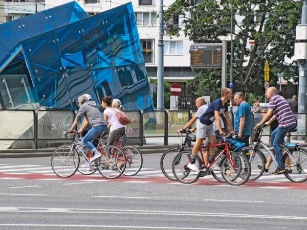 Rower nie generuje kosztów za paliwo ani spalin, nie wymaga miejsca parkingowego, nie stoi w korkach.