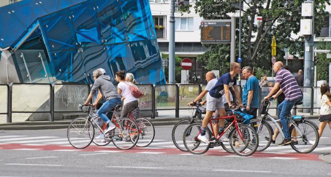 Rower nie generuje kosztów za paliwo ani spalin, nie wymaga miejsca parkingowego, nie stoi w korkach.