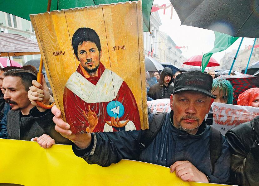 Paweł Durow odmówił współpracy z FSB. Musiał opuścić kraj, ale w kręgach opozycyjnych jest tu nadal postacią kultową. Na zdjęciu – demonstracja 1 maja br. w Petersburgu.