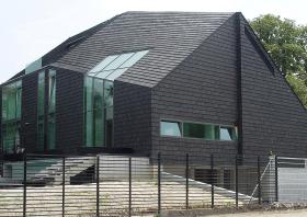 10. Dom z Gontu (Kraków). Proj. NSMOON Studio. Luksusowy dom jednorodzinny. Odważne przełamanie polskich nawyków. Pokryty gontem w czasach, gdy w cenie są marmury i mosiądz. Asymetryczna bryła to kpina z polskich dworków. Brawa za odwagę i dobry smak.