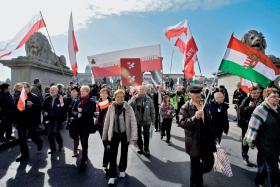 Polscy stronnicy węgierskiego rządu, biorący udział w pochodzie podczas oficjalnego uczczenia rewolucji 1848 – 1849 r.