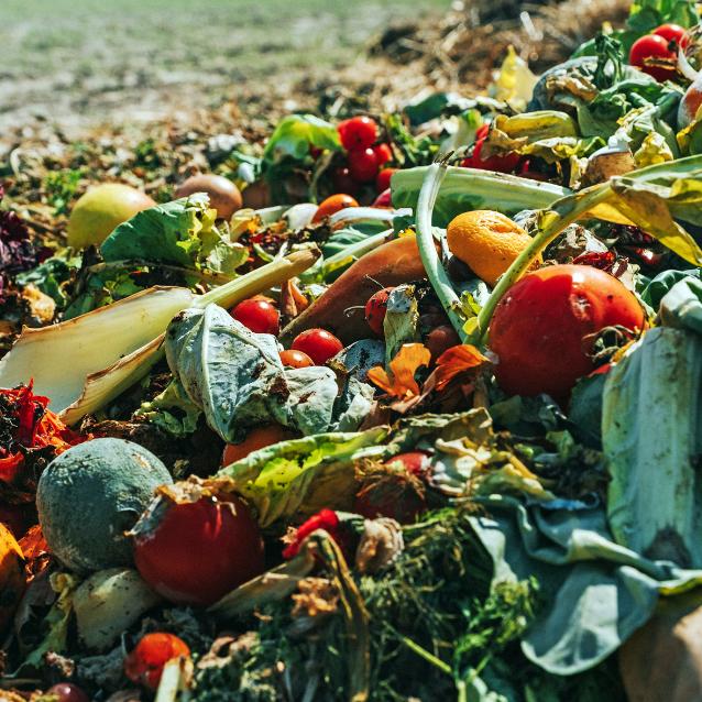 Marnowanie jedzenia ma wpływ na zmiany klimatyczne.