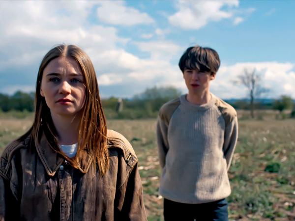 Jessica Barden i Alex Lawther w rolach młodych buntowników.