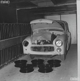 Syrenki były tańsze, bardziej dostępne, ale niestety zawodne. Właściciele wzdychali przekornie: „Jak będę bogaty, to kupię drugą syrenkę, bo pierwsza ciągle w naprawie”. Chyba tak narodziła się idea auta zastępczego.