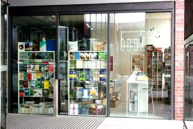 Bookiestra, Katowice, pl. Wojciecha Kilara 11. Dlaczego warto prowadzić księgarnię kameralną?Dwa sezony działalności to mało lub dużo w nabyciu przeświadczenia, że trzeba podejmować wyzwania, szczególnie takie, które mogą przybierać formę walki z wiatrakami. Przeszkody niekiedy mają ogromne skrzydła. Nas to nie zraziło. BOOKIESTRA jest księgarnią niezależną. Z perspektywy czasu i doświadczeń jesteśmy pewni, że otwarlibyśmy to miejsce jeszcze raz i w ten sam sposób. Wszystko robimy sami i sprawia nam to najwięcej satysfakcji. Lubimy kontakt bezpośredni i osobisty, tym bardziej kiedy spotykamy naszych klientów regularnie. Wiemy, że warto podejmować księgarskie ryzyko. Mamy poczucie, że działamy lokalnie, z globalną ofertą.2. Skąd pomysł na taką, a nie inną nazwę księgarni?Mieścimy się w gmachu Narodowej Orkiestry Symfonicznej Polskiego Radia w Katowicach i to właśnie tą instytucją inspirowana jest nazwa BOOKIESTRA. Book- od książek, -iestra od orkiestry. Chcieliśmy w ten sposób wpisać się w przestrzeń i jasno zasugerować zawartość, książkowo-płytową. Lubimy, kiedy klienci zwracają się do nas Bookiestro w mailach formalnych, a czasem nawet zdrabniają nazwę i mówią, że zmierzają do Boo. To cieszy, znaczy, że oswoiliśmy się wzajemnie. — Patrycja Laskowska.