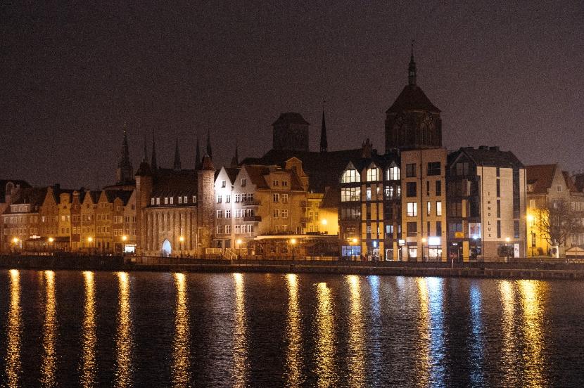 Na znak protestu przeciw polityce rządu 1 grudnia samorządy wyłączyły światła w głównych punktach miast. W Gdańsku wyłączono oświetlenie wielu zabytków, m.in. Bazyliki Mariackiej czy Fontanny Neptuna.