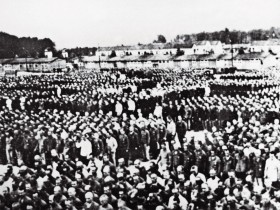 Więźniowie na placu apelowym w Buchenwaldzie, lata 40.