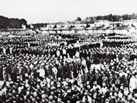 Więźniowie na placu apelowym w Buchenwaldzie, lata 40.