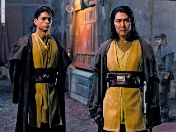 Charlie Barnett (jako Yord Fandar) i Lee Jung‑jae (jako mistrz Sol) w serialu „Akolita”