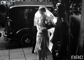 W końcu kawalkadzie udaje się dotrzeć na miejsce ślubu. Tu pod synagogę, to ślub żydowski S. Wieselberga i panny Wohl. Kraków 1933 r.