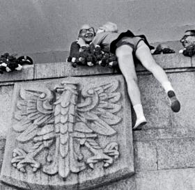 Uczestniczka defilady przypuszcza szturm na I sekretarza KC PZPR Władysława Gomułkę.