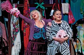Ewa Złotowska i Grażyna Zielińska w sztuce „Klimakterium... i już”. Teatr Capitol.