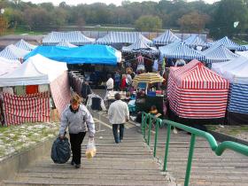 Epoka dalekowschodnia „Bazaru Europa”. Namiotów z tekstyliami i budek z sajgonkami. Warszawa, październik 2003 r.