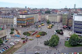 Katowice, w powiększonym przez lata centrum miasta panuje urbanistyczna prowizorka i straszą pustostany.