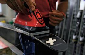 Dobry punkt serwisowy to nie tylko precyzyjne maszyny, ale także fachowa obsługa, która potrafi ocenić stopień zniszczenia narty i zalecić jedynie niezbędne w tym momencie zabiegi regeneracyjne.