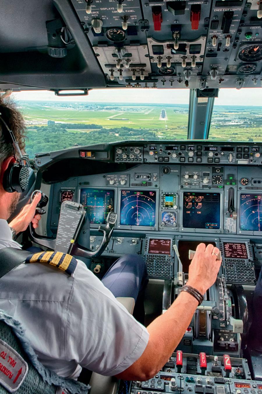 Aby zostać pilotem samolotu pasażerskiego, trzeba spędzić w powietrzu setki godzin.