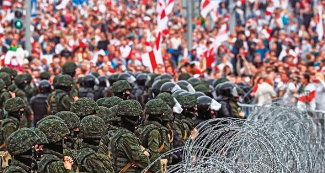 W Mińsku zgromadzenie było zbyt duże, żeby władza zdecydowała się na otwartą konfrontację. Dopiero po południu oddziały OMON zaczęły napadać na jednostki i grupki.