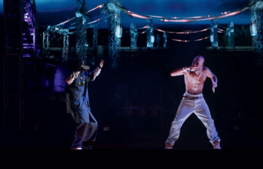 Dzięki technologii hologramowej raper Tupac zaśpiewał na scenie... po 16 latach od śmierci.