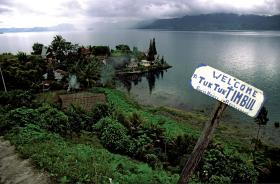 Największe wulkaniczne jezioro świata – Toba na Sumatrze.