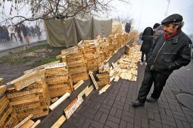 Tzw. ścianka – na każdej z deszczułek jest nazwa miejscowości, skąd ktoś przyjechał protestować. To dowód, że na Majdanie jest cała Ukraina.