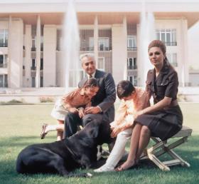 Szach Mohammad Reza Pahlawi z rodziną, początek lat 70. XX w.