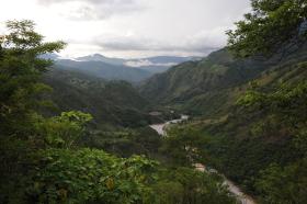 Ziemie Indian Ixil położone w pięknych, lecz trudno dostępnych górach Gwatemali, utrudniały hiszpańskim władzom egzekwowanie obowiązujących praw...