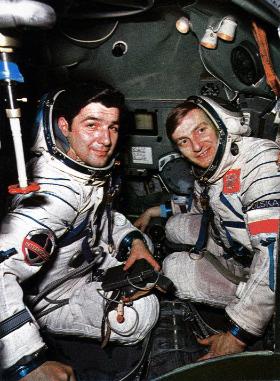Mirosław Hermaszewski z Piotrem Klimukiem podczas treningu do misji Sojuz-30.