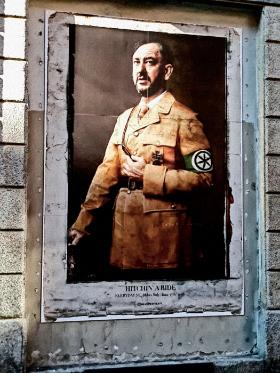 Wicepremier Matteo Salvini upozowany na Adolfa Hitlera – uliczne graffiti w Mediolanie.