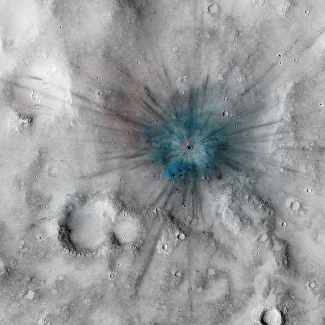 Impakt: W ciągu 15 lat działań na orbicie okrążającej Czerwoną Planetę Mars Reconnaissance Orbiter był świadkiem powstania setek nowych kraterów. Ten ośmiometrowy krater uderzeniowy został odkryty w 2016 roku przez kamerę średniej rozdzielczości sondy – nie było go w tym miejscu podczas wcześniejszego przelotu w 2012 roku. W Marsa uderza więcej planetoid niż w Ziemię, ponieważ jego stosunkowo cienka atmosfera daje znacznie gorszą ochronę.