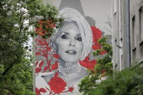 Mural autorstwa Tomasza Majewskiego na warszawskich Starych Bielanach.