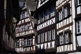Nie zna Strasburga ten, kto nie był w Petit France, niegdysiejszej dzielnicy rybaków i garbarzy, pełnej ciasnych uliczek i charakterystycznych kamienic z restauracjami oferującymi przysmaki kuchni alzackiej.