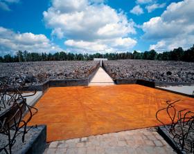 11. Założenie Pomnikowe w Bełżcu. Niezwykła siła emocji osiągnięta prostymi środkami. I dowód na to, że oszczędność form lepiej przemawia do wyobraźni i uczuć niż - znacznie częściej spotykane przy upamiętnianiu - rozbuchanie i tani sentymentalizm.