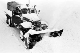 „Dziennik telewizyjny” i „Trybuna Ludu” pokazują takie obrazki - ciężki pług służb drogowych świetnie radzi sobie z zaspą na lotnisku. 5.01.1979 r.