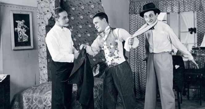 Witold Conti jako Janko Muzykant (z lewej), Adolf Dymsza jako Florek (w środku) i Kazimierz Krukowski jako Lopek w jednej ze scen filmu „Janko Muzykant”, 1930 r.