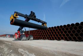 Stosy rur, do budowy Nord Stream 2, w porcie Sassnitz-Mukran w północno-wschodnich Niemczech.